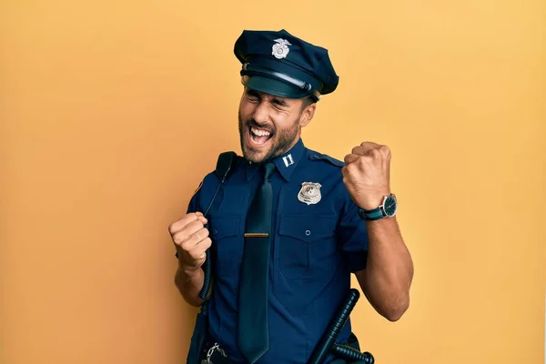 Bonito Homem Hispânico Vestindo Uniforme Policial Muito Feliz Animado Fazendo — Fotografia de Stock