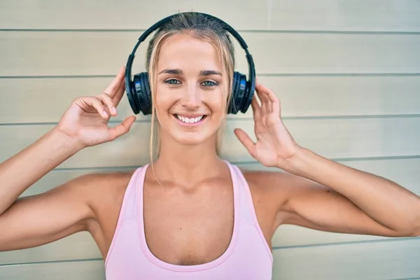 Jovem Loira Menina Esportiva Usando Fones Ouvido Andando Rua Cidade — Fotografia de Stock