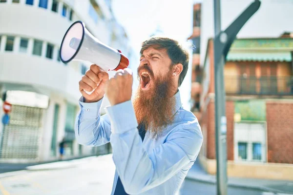 Junge Rothaarige Geschäftsfrau Mit Wütendem Gesichtsausdruck Schreie Megafon Auf Der — Stockfoto