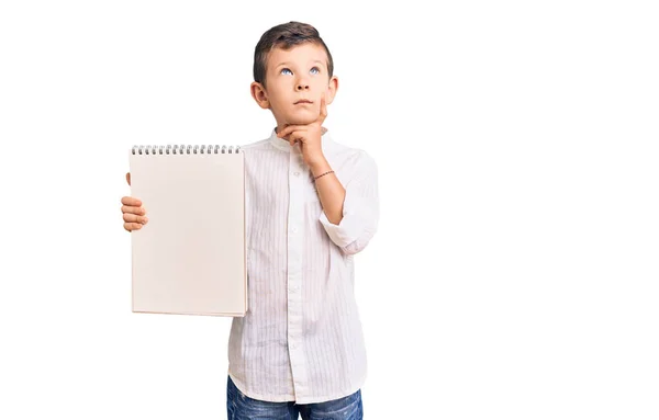 Schattig Blond Kind Met Notebook Serieus Gezicht Denken Vraag Met — Stockfoto