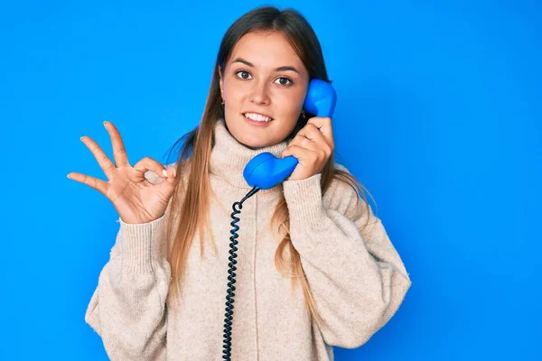 Mulher Branca Bonita Falando Telefone Vintage Fazendo Sinal Com Dedos — Fotografia de Stock