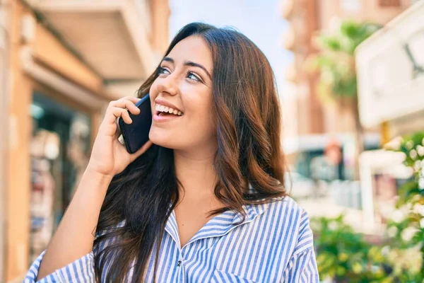 Junge Hispanische Geschäftsfrau Lächelt Fröhlich Auf Dem Smartphone Der Stadt — Stockfoto