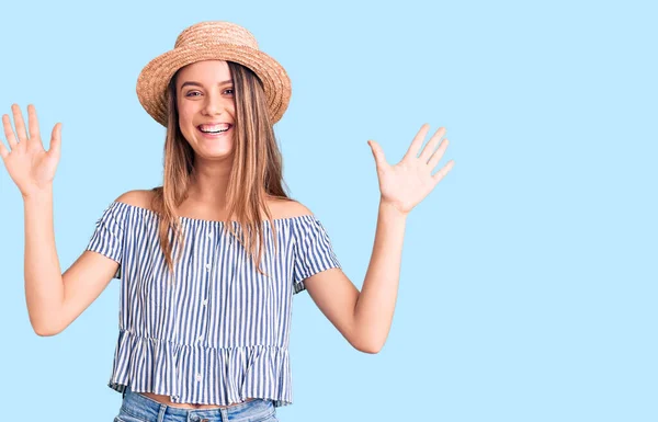 Jong Mooi Meisje Dragen Hoed Shirt Tonen Wijzen Met Vingers — Stockfoto