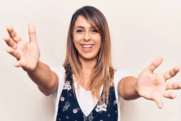 Mujer Hermosa Joven Con Vestido Floral Casual Mirando Cámara Sonriendo — Foto de Stock