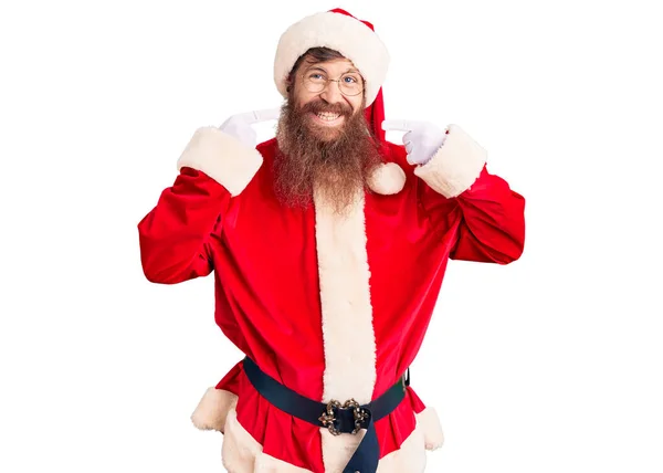 Uzun Sakallı Yakışıklı Noel Baba Kostümü Giyen Neşeli Gülümseyen Parmaklarını — Stok fotoğraf