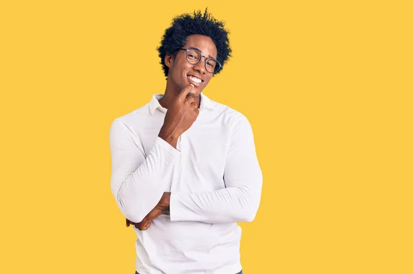 Schöner Afrikanisch Amerikanischer Mann Mit Afrohaaren Lässiger Kleidung Und Brille — Stockfoto