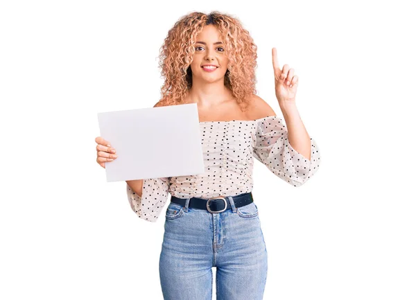 Giovane Donna Bionda Con Capelli Ricci Tenuta Vendita Poster Sorpreso — Foto Stock