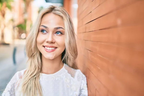 Young Caucasian Girl Smiling Happy Leaning Wall Street City — Stock Photo, Image