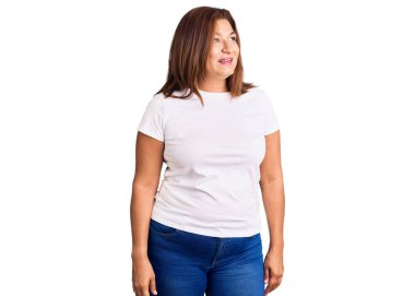 Orta yaşlı esmer, İspanyol iş kadını, günlük beyaz gömlek giyiyor.