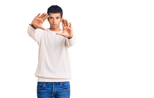 Jovem Americano Africano Vestindo Roupas Casuais Fazendo Moldura Usando Palmas — Fotografia de Stock