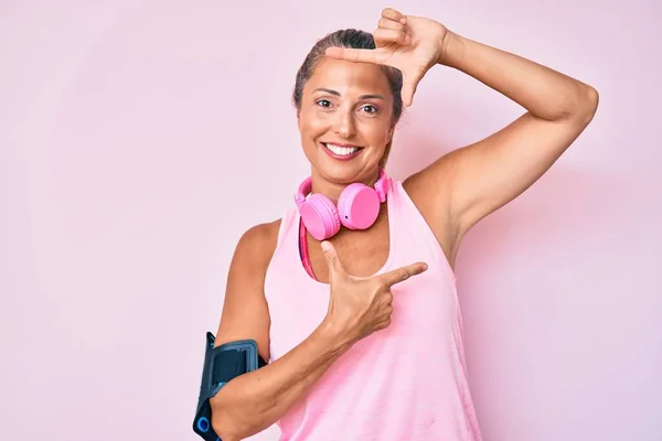 Hispanische Frau Mittleren Alters Turnbekleidung Und Mit Kopfhörern Lächelnd Mit — Stockfoto