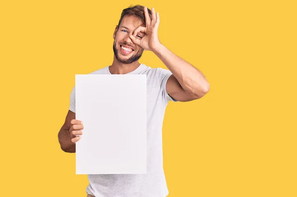 Ung Kaukasier Man Håller Tom Banner Ler Glad Gör Tecken — Stockfoto