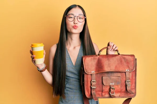 Joven Mujer China Sosteniendo Bolsa Cuero Bebiendo Café Para Llevar — Foto de Stock