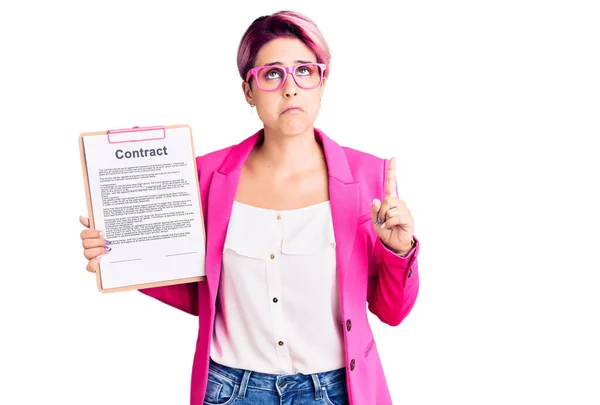 Joven Hermosa Mujer Con Pelo Rosa Sujetando Portapapeles Con Documento —  Fotos de Stock