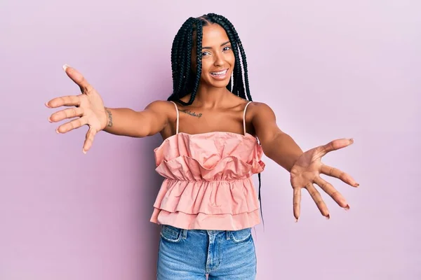 Hermosa Mujer Hispana Vestida Con Ropa Casual Mirando Cámara Sonriendo —  Fotos de Stock