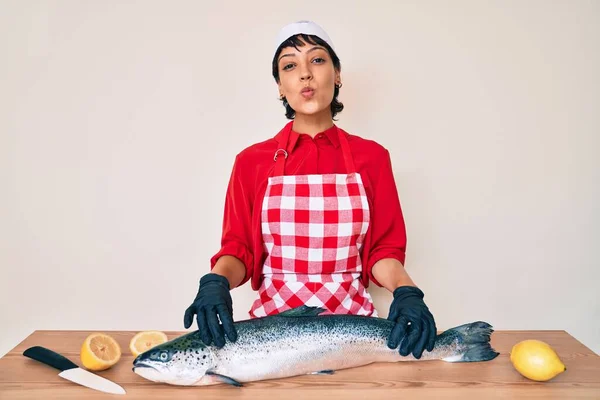 Hermosa Mujer Morena Pescadero Cocinar Salmón Crudo Fresco Mirando Cámara —  Fotos de Stock