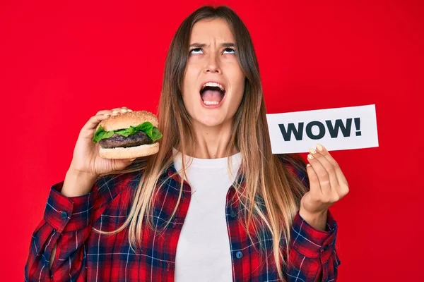 Krásná Běloška Jíst Chutný Klasický Burger Drží Wow Text Naštvaný — Stock fotografie