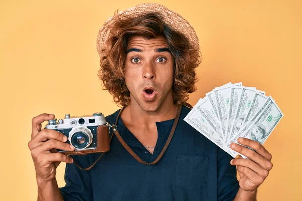 Ung Latinamerikansk Man Håller Vintage Kamera Och Dollar Chock Ansikte — Stockfoto