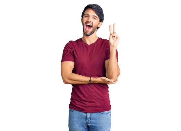 Hombre Hispano Guapo Vistiendo Ropa Casual Sonriendo Con Cara Feliz — Foto de Stock