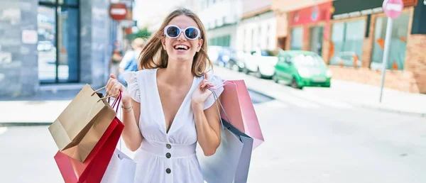 Jeune Femme Blonde Souriante Heureuse Tenant Des Sacs Provisions Rue — Photo