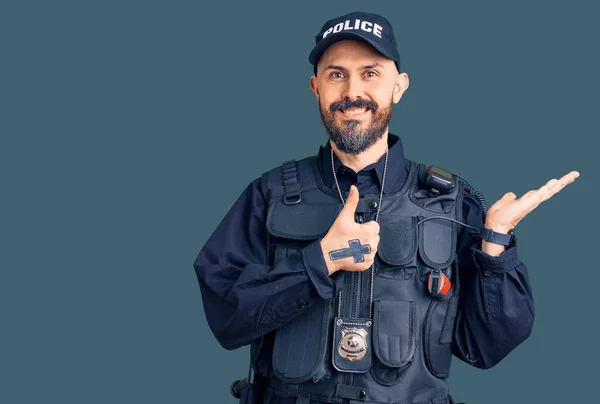 Joven Hombre Guapo Vistiendo Uniforme Policía Mostrando Palma Mano Haciendo — Foto de Stock