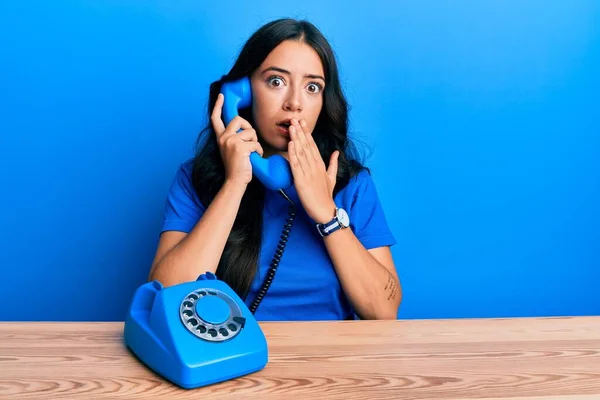 Güzel Esmer Genç Bir Kadın Telefonla Konuşuyor Ağzı Eliyle Kapatıyor — Stok fotoğraf