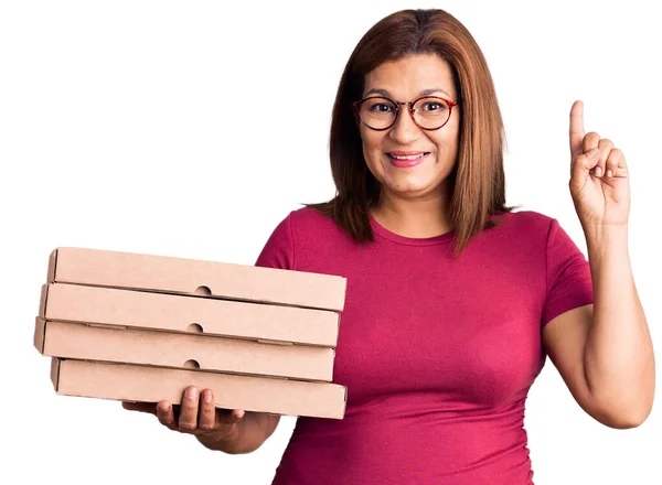 Středověká Latinská Žena Držící Krabici Pizzy Překvapená Nápadem Nebo Otázkou — Stock fotografie