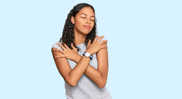 Jovem Afro Americana Vestindo Roupas Casuais Abraçando Feliz Positiva Sorrindo — Fotografia de Stock