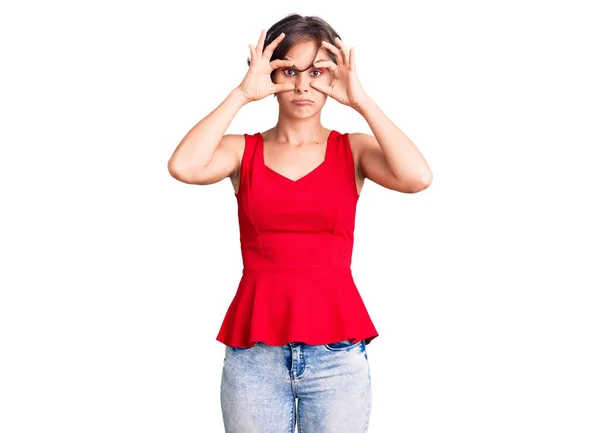 Schöne Junge Frau Mit Kurzen Haaren Trägt Lässigen Stil Mit — Stockfoto