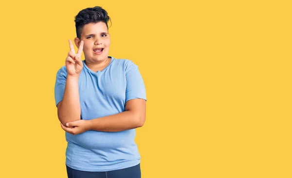 Kleine Jongen Draagt Sportkleding Glimlachend Met Een Vrolijk Gezicht Knipogend — Stockfoto