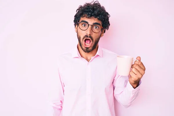 Bello Giovane Uomo Con Capelli Ricci Orso Che Indossa Gli — Foto Stock