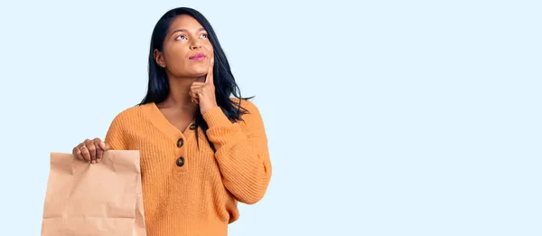 Hispanische Frau Mit Langen Haaren Die Papiertüte Wegnimmt Ernstes Gesicht — Stockfoto