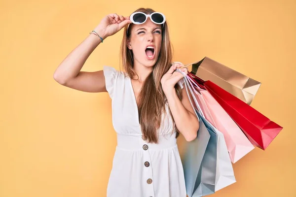 Menina Loira Segurando Sacos Compras Irritado Louco Gritando Frustrado Furioso — Fotografia de Stock