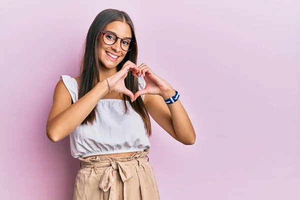 Junge Hispanische Frau Lässiger Kleidung Und Brille Die Verliebt Lächelt — Stockfoto