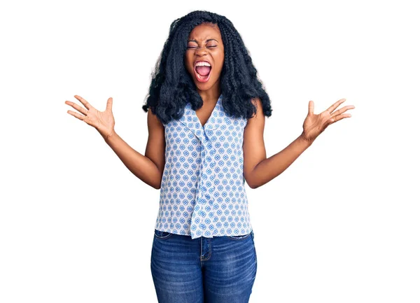 Krásná Africká Američanka Neformální Letní Košili Oslavující Šílenství Šílenství Úspěchu — Stock fotografie