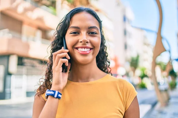 Joven Afroamericana Chica Sonriendo Feliz Hablando Teléfono Inteligente Ciudad —  Fotos de Stock