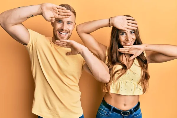 Casal Jovem Namorada Namorado Abraçando Juntos Sorrindo Alegre Jogando Peek — Fotografia de Stock