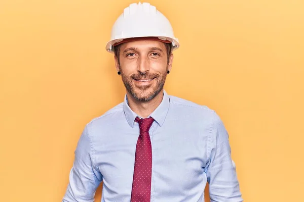 Jovem Homem Bonito Vestindo Chapéu Duro Arquiteto Com Sorriso Feliz — Fotografia de Stock