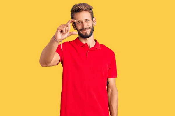 Hombre Guapo Rubio Con Barba Vistiendo Ropa Casual Sonriente Con —  Fotos de Stock