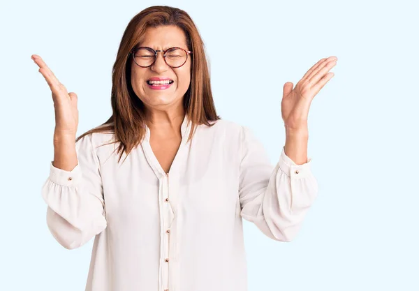 Mulher Latina Meia Idade Vestindo Roupas Casuais Óculos Celebrando Louco — Fotografia de Stock