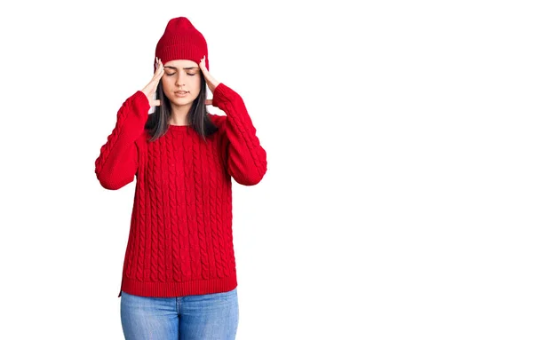 스웨터를 모자를 머리에 통증을 호소하는 아름다운 스트레스때문이죠 편두통으로 고생하다 — 스톡 사진