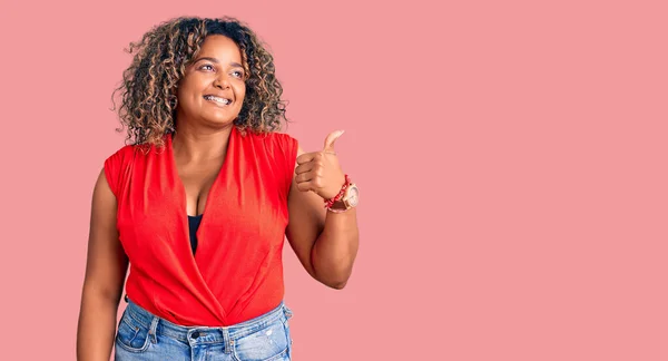 Joven Afroamericana Mujer Talla Grande Con Estilo Casual Con Camisa —  Fotos de Stock