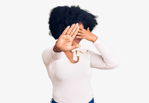 Giovane Ragazza Afroamericana Indossa Abiti Casual Occhiali Che Coprono Gli — Foto Stock