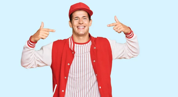 Bonito Homem Caucasiano Vestindo Uniforme Beisebol Sorrindo Alegre Mostrando Apontando — Fotografia de Stock