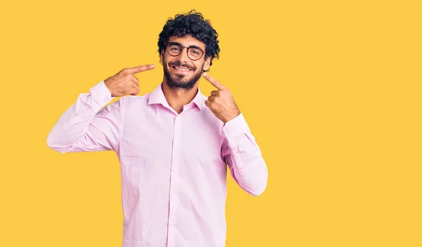 Bello Giovane Uomo Con Capelli Ricci Orso Indossa Abiti Lavoro — Foto Stock