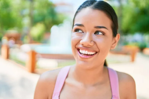 Young Beautiful Hispanic Sporty Woman Wearing Fitness Outfit Smiling Happy — Stock Photo, Image
