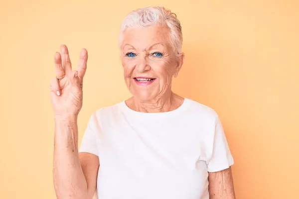 Ältere Schöne Frau Mit Blauen Augen Und Grauen Haaren Trägt — Stockfoto