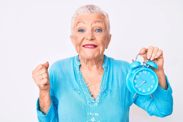 Senior Krásná Žena Modrýma Očima Šedé Vlasy Drží Budík Křičí — Stock fotografie