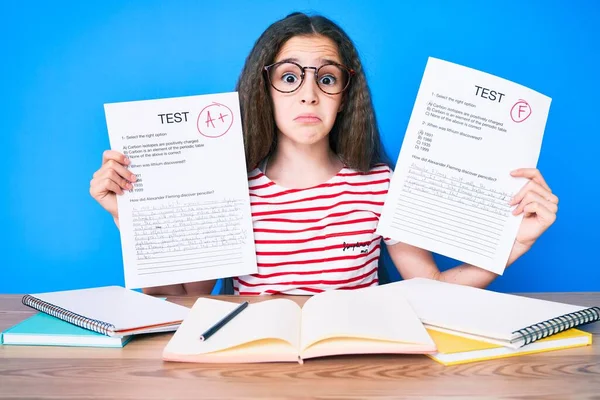 Söt Latinamerikansk Flicka Visar Misslyckade Och Passe Examen Sitter Bordet — Stockfoto