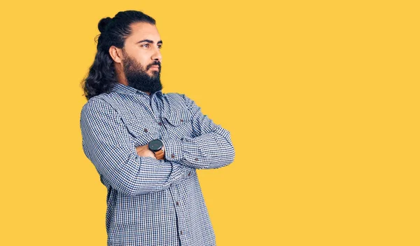 Young Arab Man Wearing Casual Clothes Looking Side Arms Crossed — Stock Photo, Image